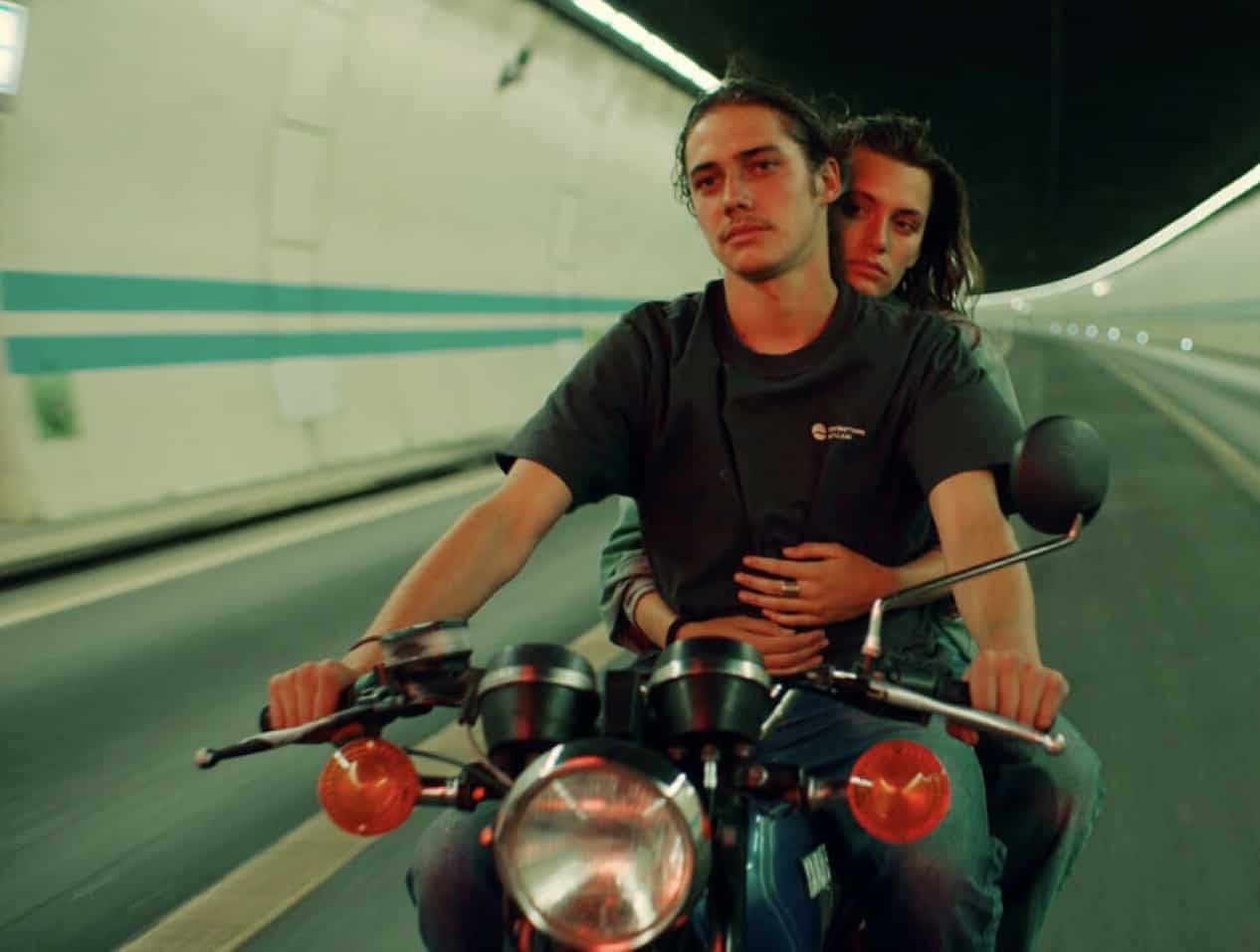 Gabriel und Corry auf dem Motorrad im Tunnel in Sould of a Beast