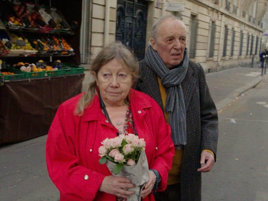 Ein Mann (Dario Argento) und seine demente Frau (Françoise Lebrun) in den Strassen von Paris im Film Vortex von 2022