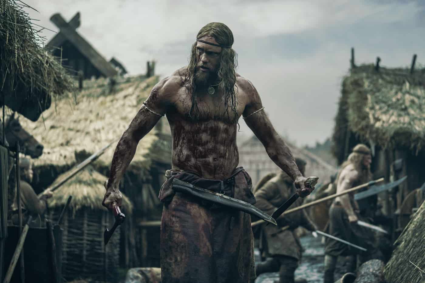 The Northman Alexander Skarsgård als Amleth, dreckig in einem Wikinger-Dorf