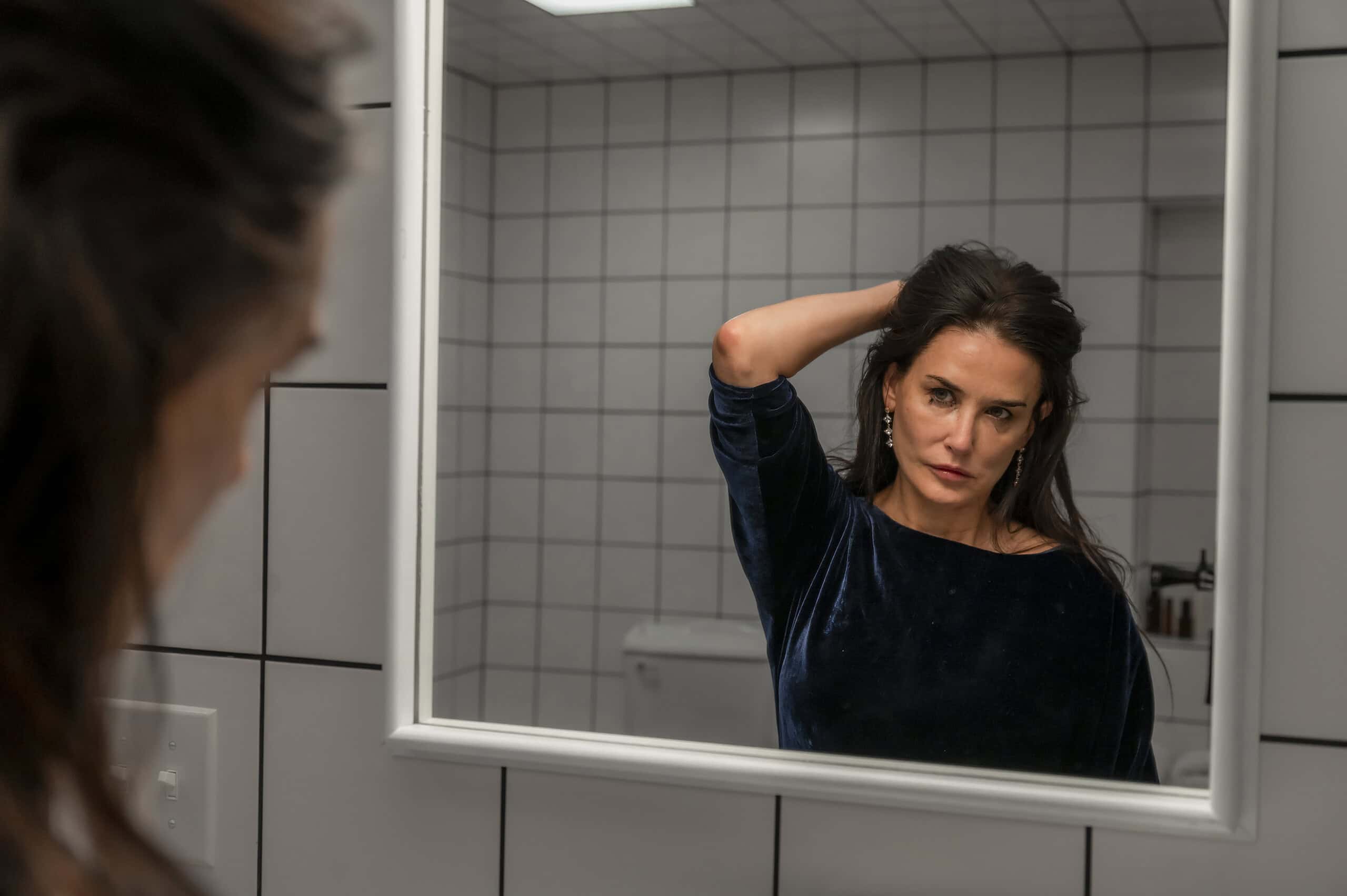 Demi Moore in The Substance vor dem Spiegel